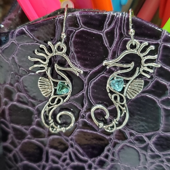 Seahorse Dangle Earrings Turquoise Glass Center Stones L👀K New Costume Jewelry - Picture 4 of 4
